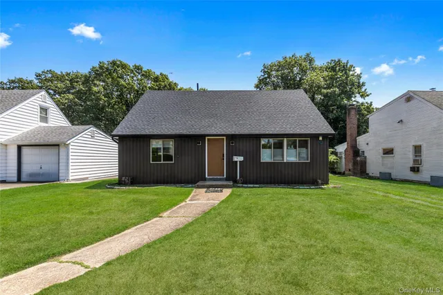 $1,128,000 | 65 Oak Ridge Lane, Albertson, NY 11507