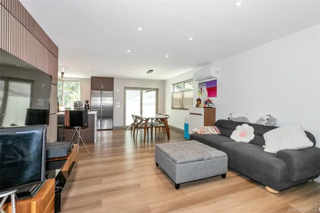 $1,128,000 | 65 Oak Ridge Lane, Albertson, NY 11507