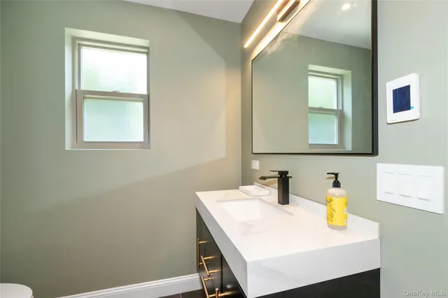 $1,128,000 | 65 Oak Ridge Lane, Albertson, NY 11507