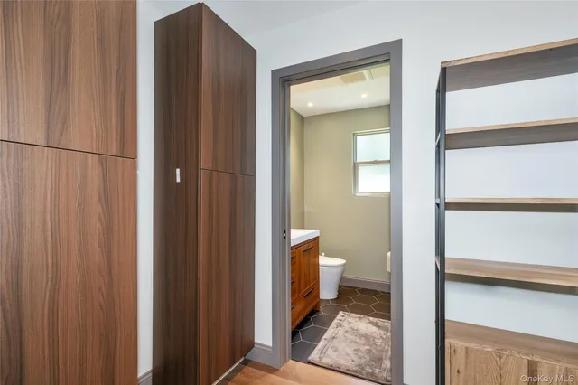 $1,128,000 | 65 Oak Ridge Lane, Albertson, NY 11507