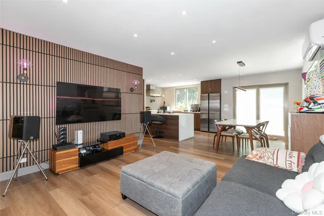 $1,128,000 | 65 Oak Ridge Lane, Albertson, NY 11507