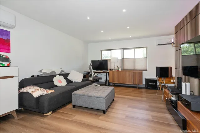 $1,128,000 | 65 Oak Ridge Lane, Albertson, NY 11507