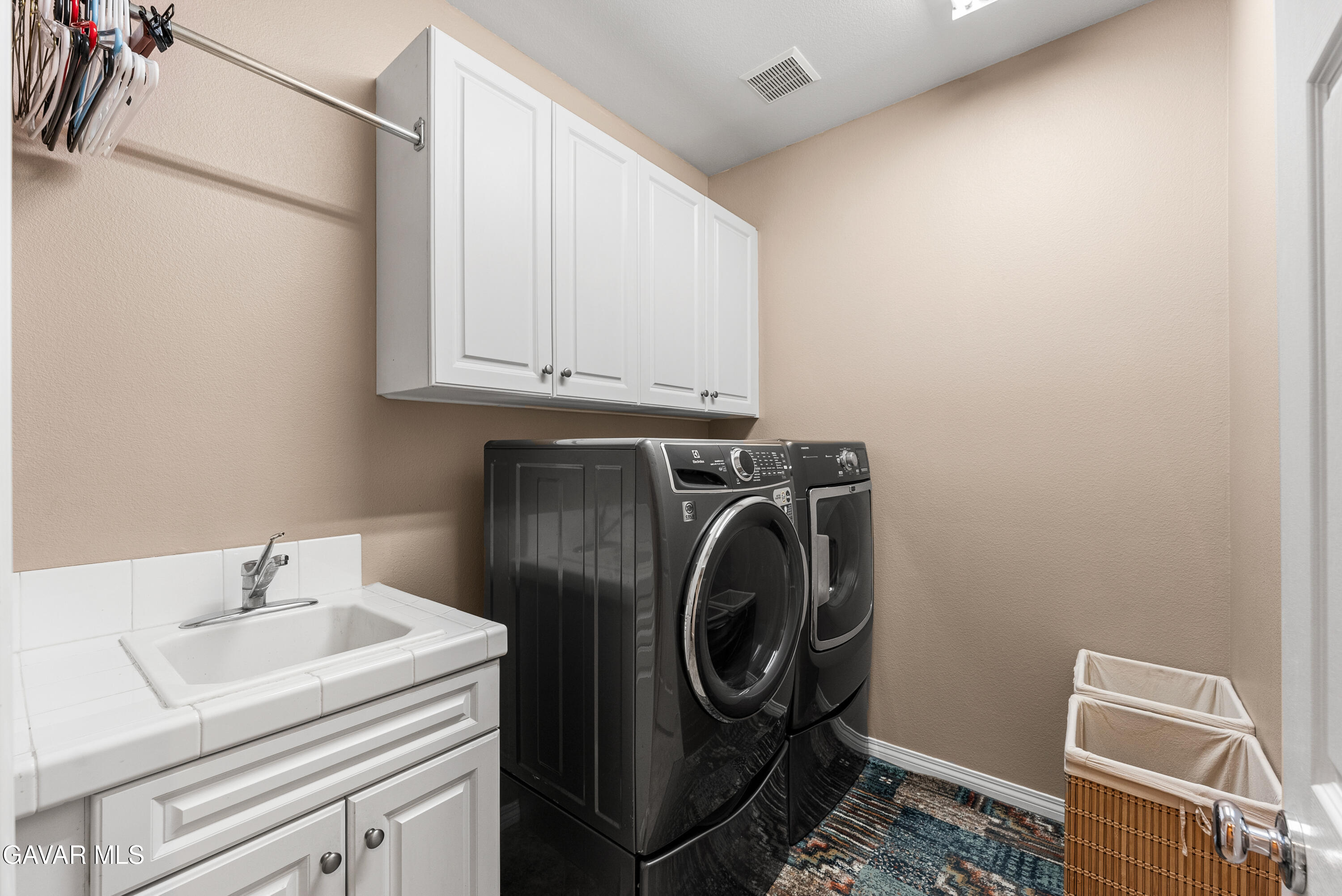 3724 Neola Way Lancaster, CA 93536 - Photo 17 of 31 a utility room with dryer and washer