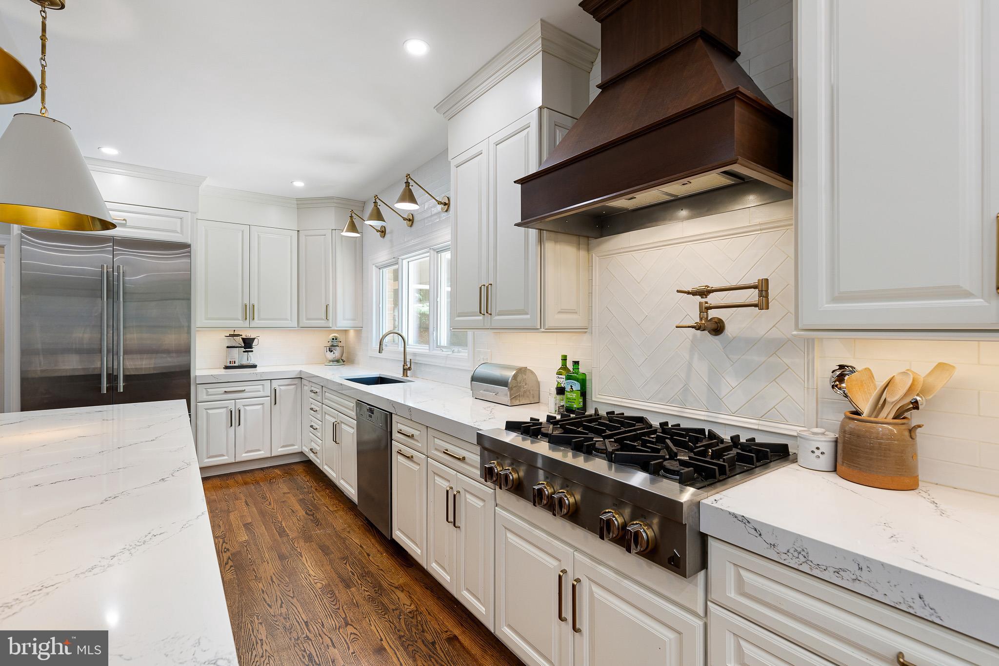 1 Ridge Run Road Chadds Ford, PA 19317 - Photo 14 of 56 Six Burner Range with Hood