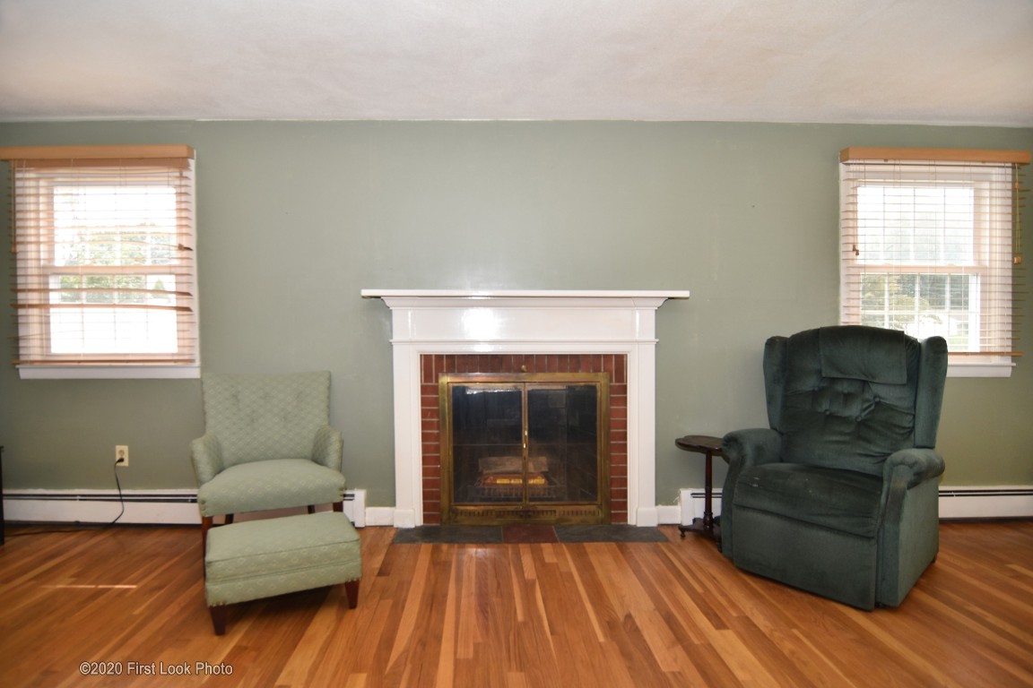 8 Floyd Road Warwick, RI 02888 - Photo 4 of 29 Gallery Image 4