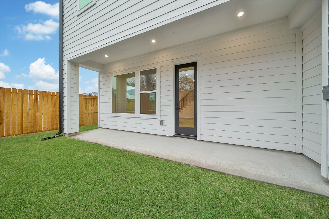 7709 Inwood Grove Lane Houston, TX 77088 - Photo 26 of 36 an empty room with entrance and windows
