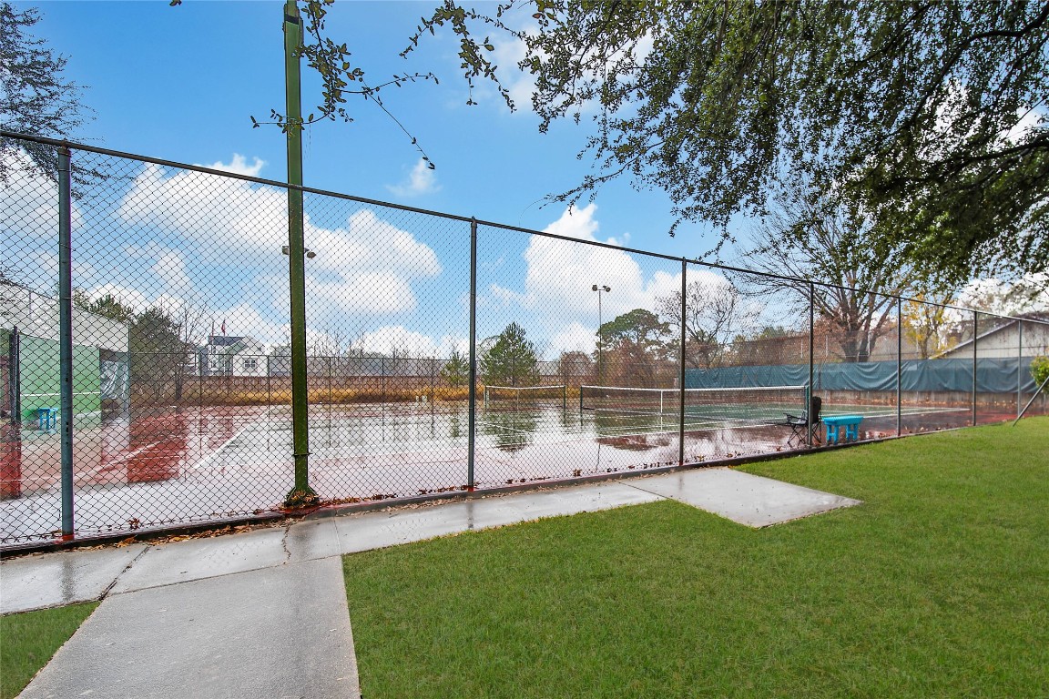 7709 Inwood Grove Lane Houston, TX 77088 - Photo 35 of 36 a view of a park from a roof deck