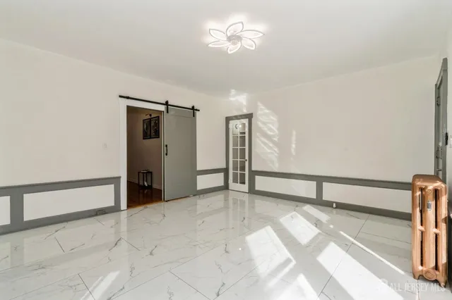 a view of empty room with a ceiling fan