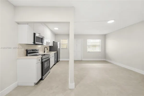 $1,825 | 1720 Cleveland Street, Unit 102, Hollywood, FL 33020