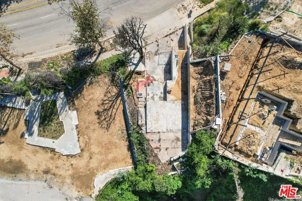 a view of a yard with fountain