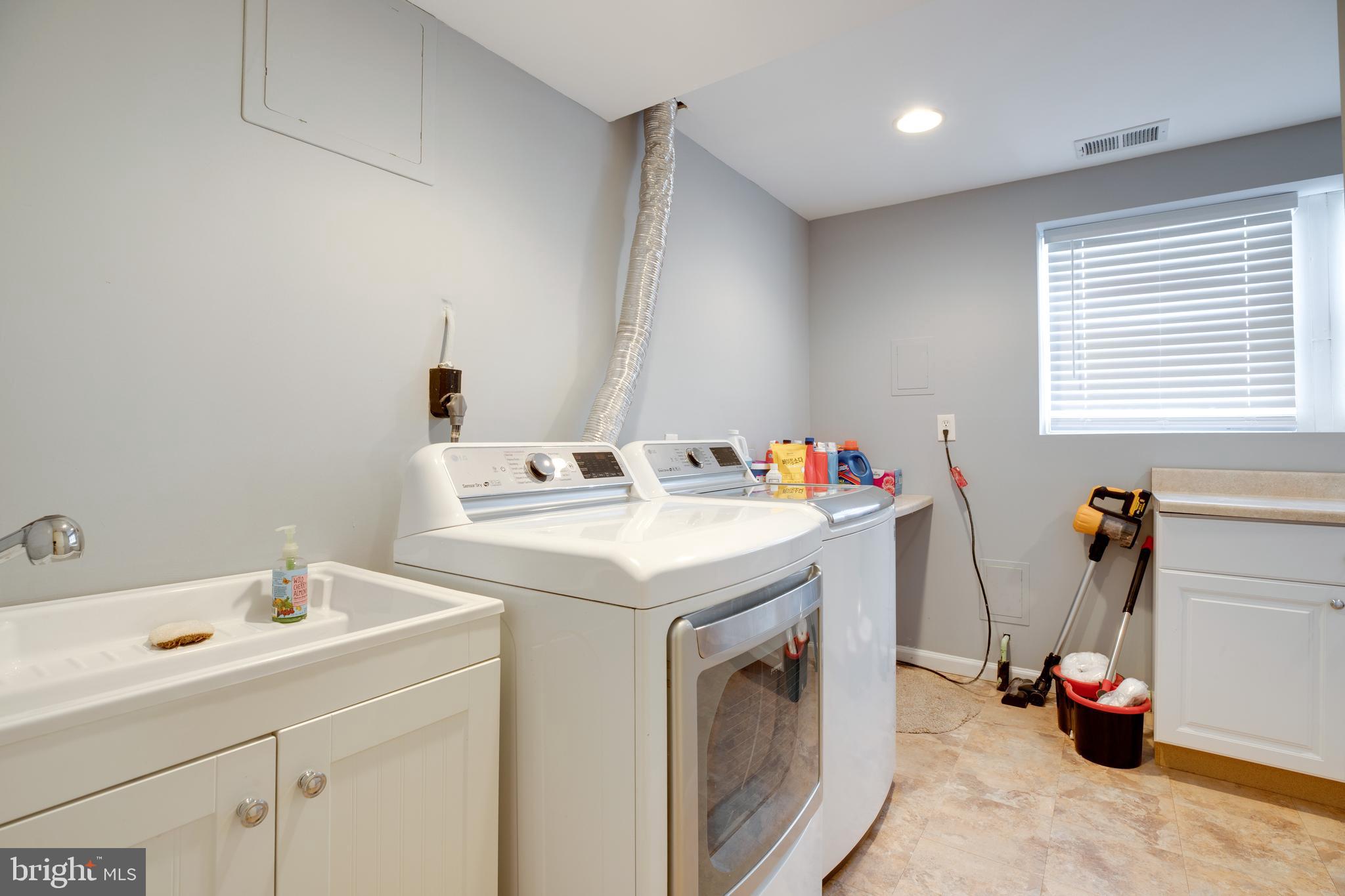 14609 Olde Kent Road Centreville, VA 20120 - Photo 15 of 33 a utility room with dryer and washer