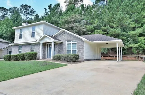 a view of a yard in front of house