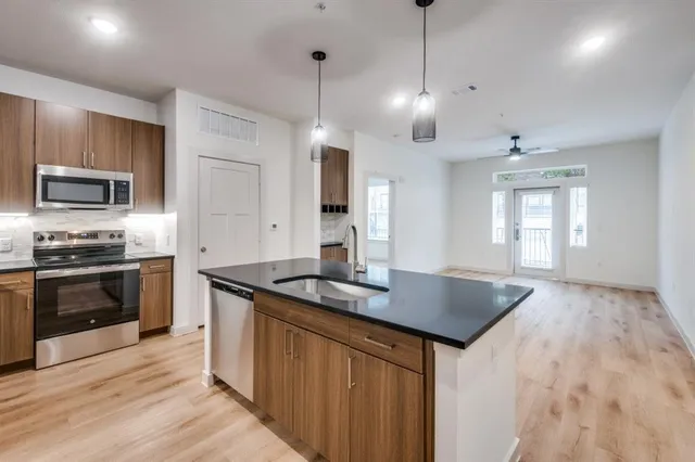 $1,650 | 512 North Ewing Avenue, Unit 212, Dallas, TX 75203