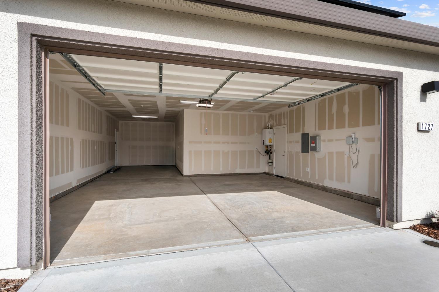 1727 Dos Rios Court Plumas Lake, CA 95961 - Photo 42 of 43 a view of parking garage