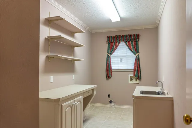 a view of a house with backyard and garden