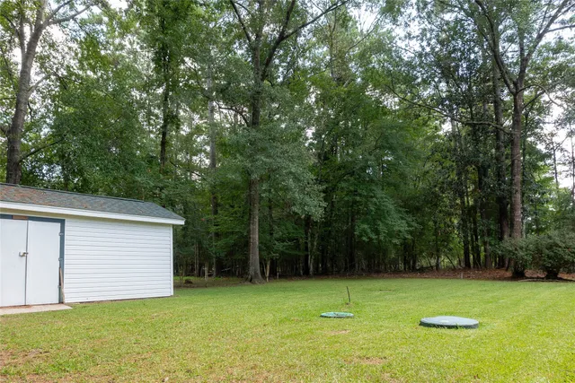 a view of a backyard