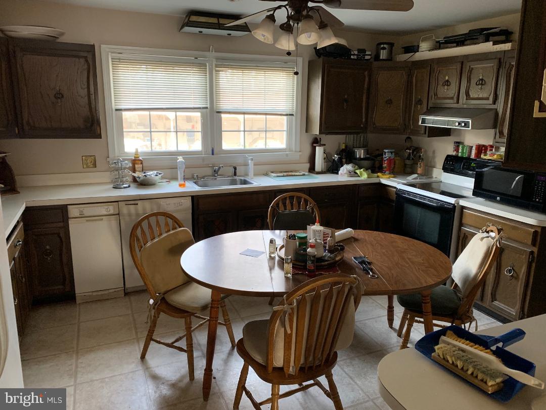 2190 Hunter Mill Road Vienna, VA 22181 - Photo 11 of 20 EAT IN KITCHEN