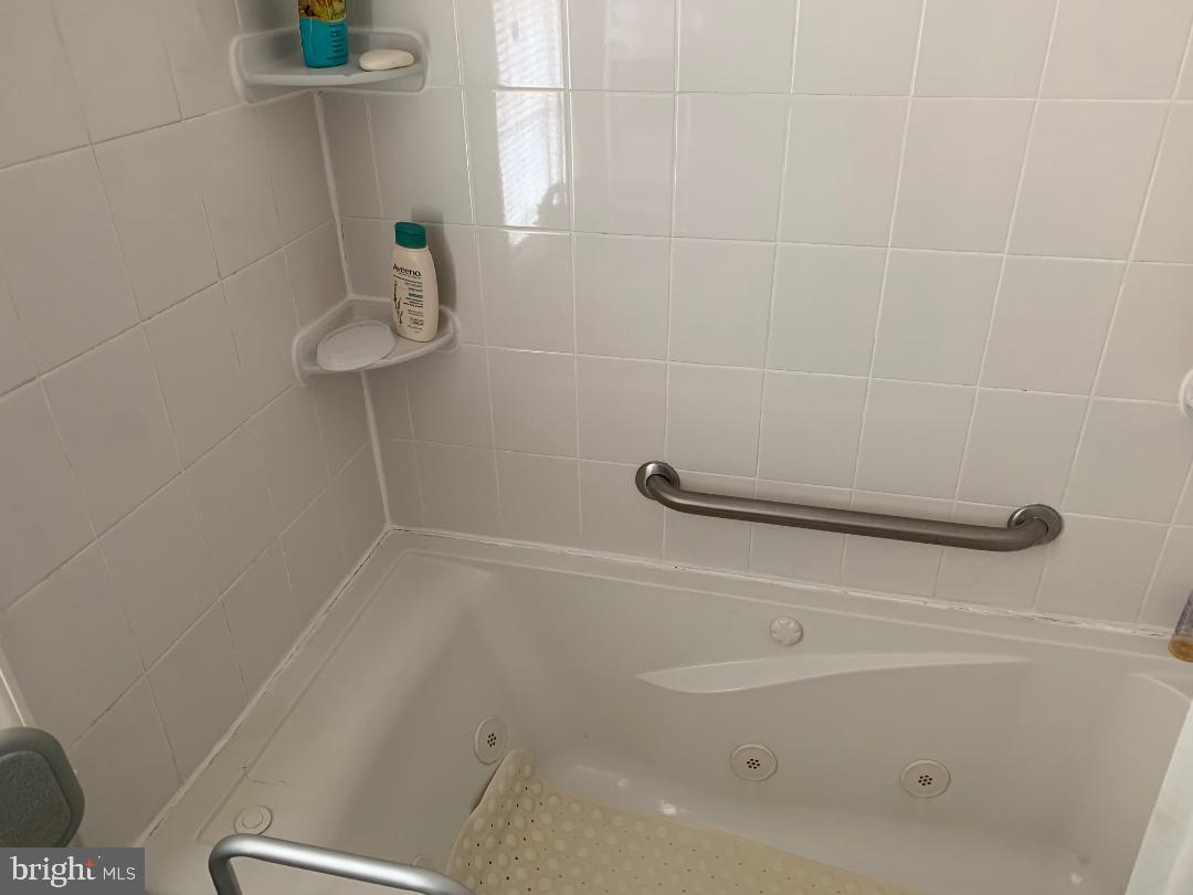 2190 Hunter Mill Road Vienna, VA 22181 - Photo 14 of 20 MASTER TUB