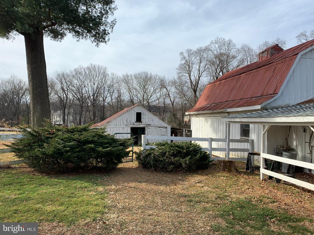 2190 Hunter Mill Road Vienna, VA 22181 - Photo 5 of 20 BARN AND STABLE
