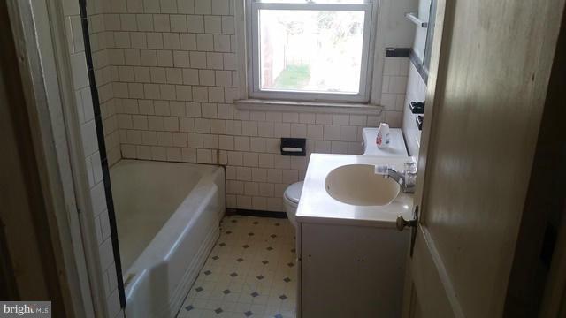 6112 Old Harford Road Baltimore, MD 21214 - Photo 4 of 10 Bath