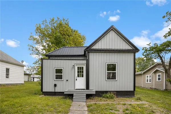 $69,900 | 325 East Lake Street, Marceline, MO 64658