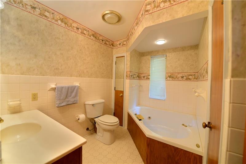 1294 Clifton Road Washington, PA 15301 - Photo 11 of 23 Main Bathroom Jetted tub Tile floor