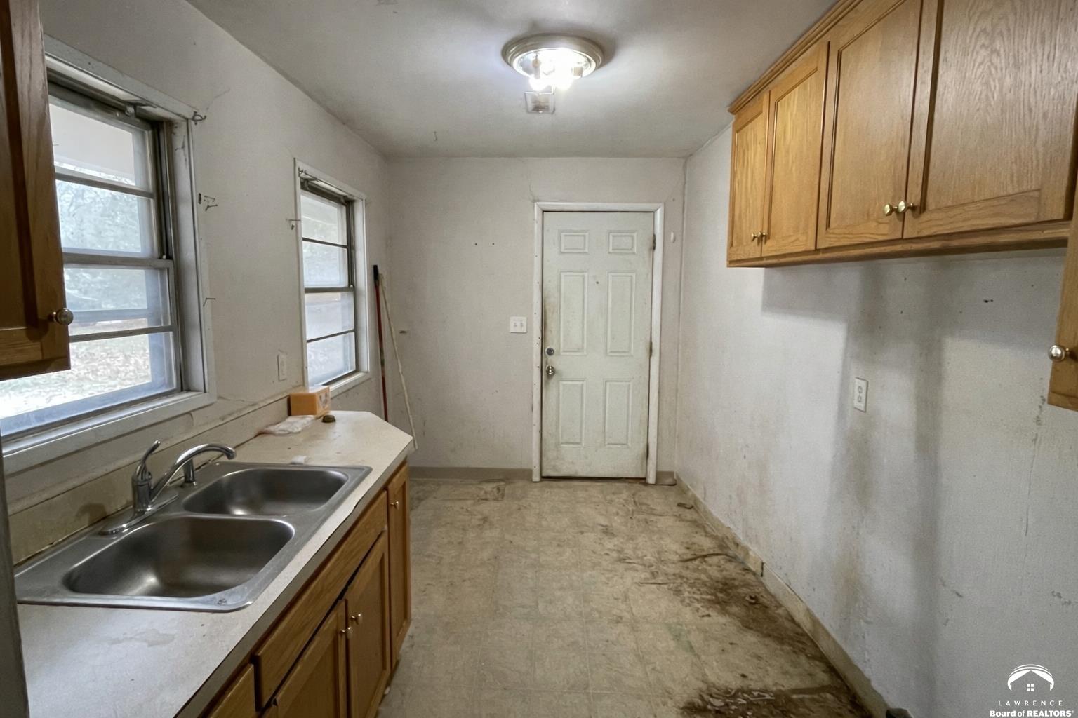 2508 Moundview Drive Lawrence, KS 66049 - Photo 3 of 9