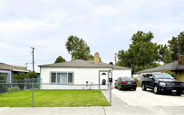 a car parked in front of white house
