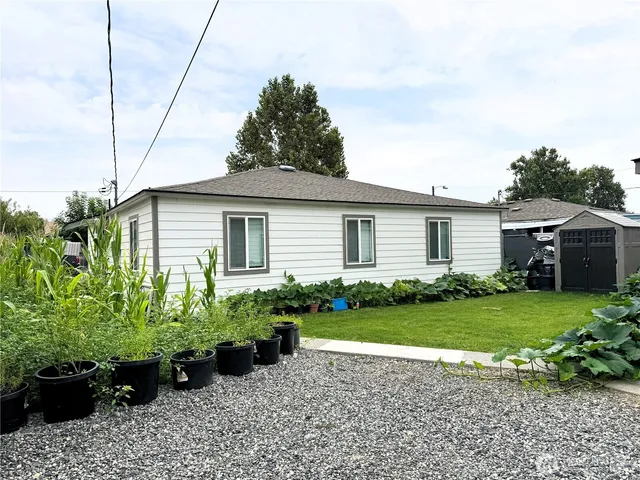 a view of a house with garden and yard
