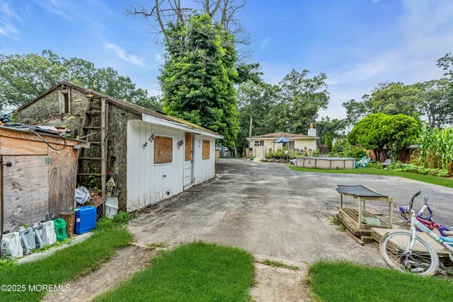 a picture of a black and white photo