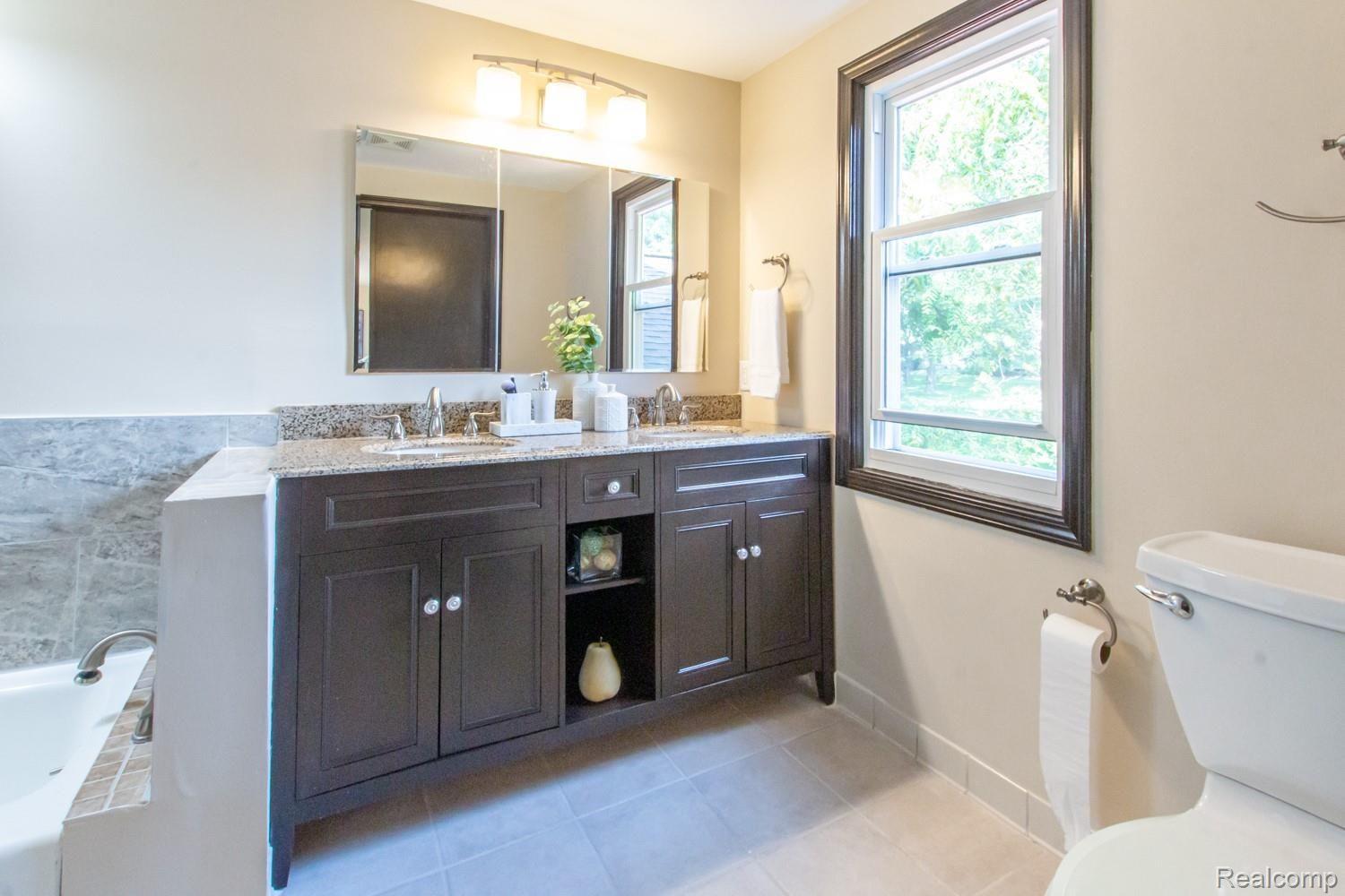1801 Charm Court Rochester, MI 48306 - Photo 20 of 25 10 master room 5.jpg