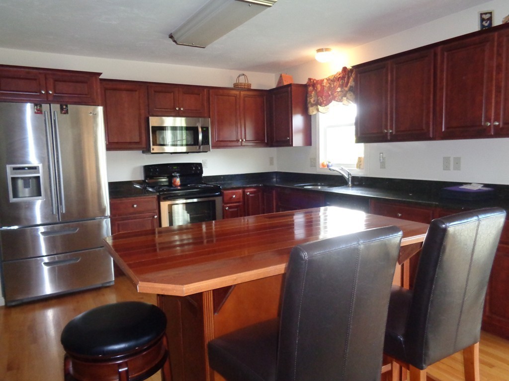 92 Cortis Road Dudley, MA 01571 - Photo 3 of 20 Gallery Image 3