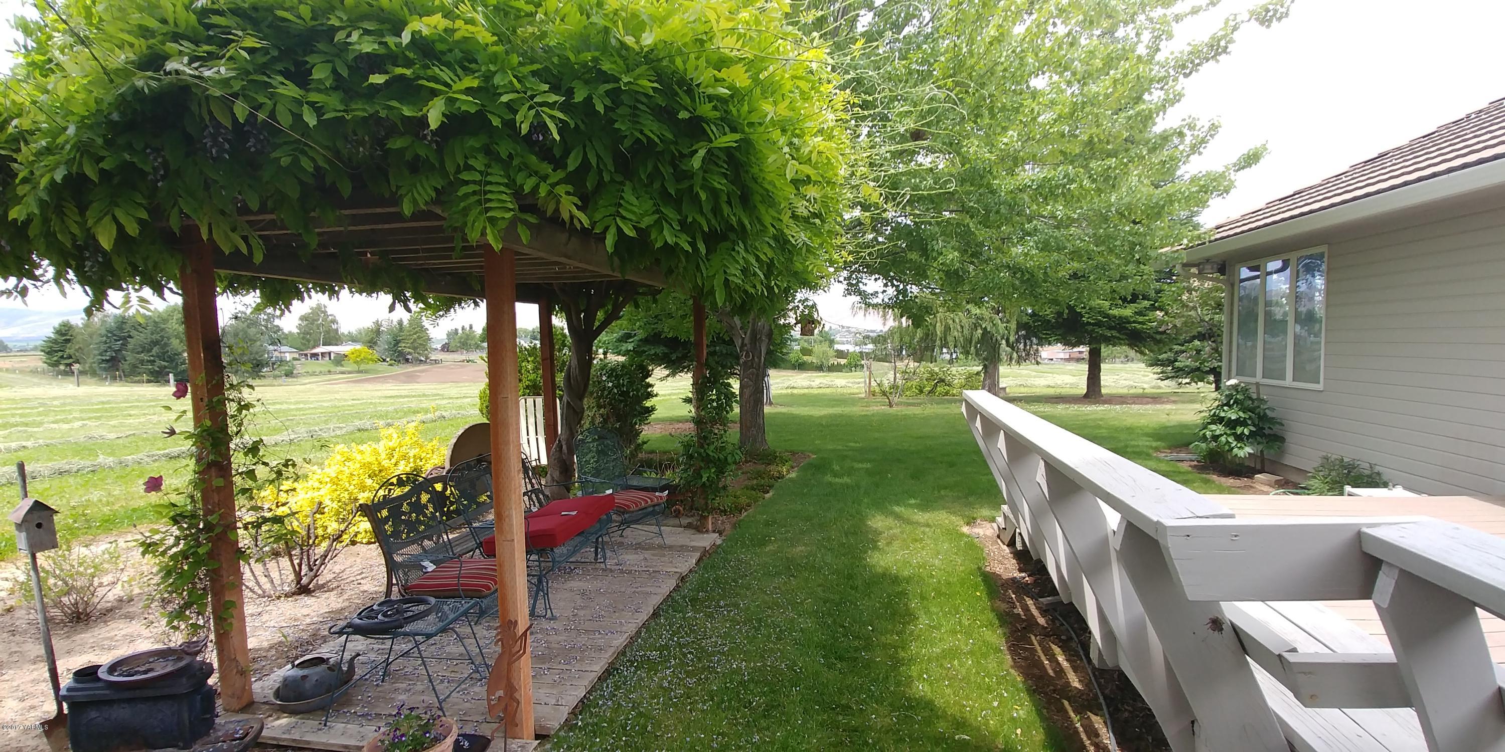 14721 Fisk Road Yakima, WA 98908 - Photo 2 of 20 a view of a swimming pool with a patio