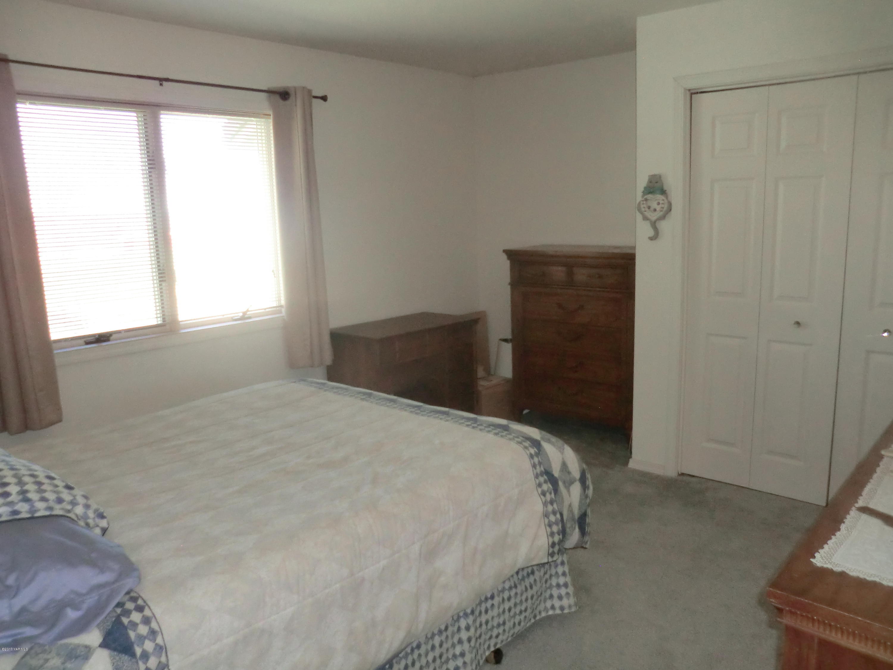 14721 Fisk Road Yakima, WA 98908 - Photo 13 of 20 a bedroom with a bed and a window