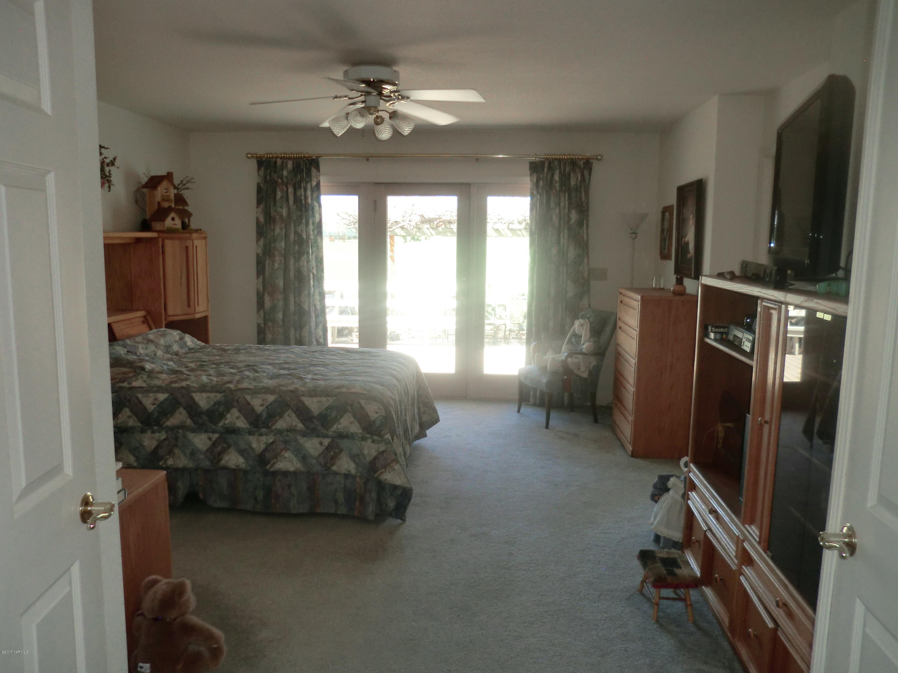 14721 Fisk Road Yakima, WA 98908 - Photo 14 of 20 a bed sitting in a room next to a window