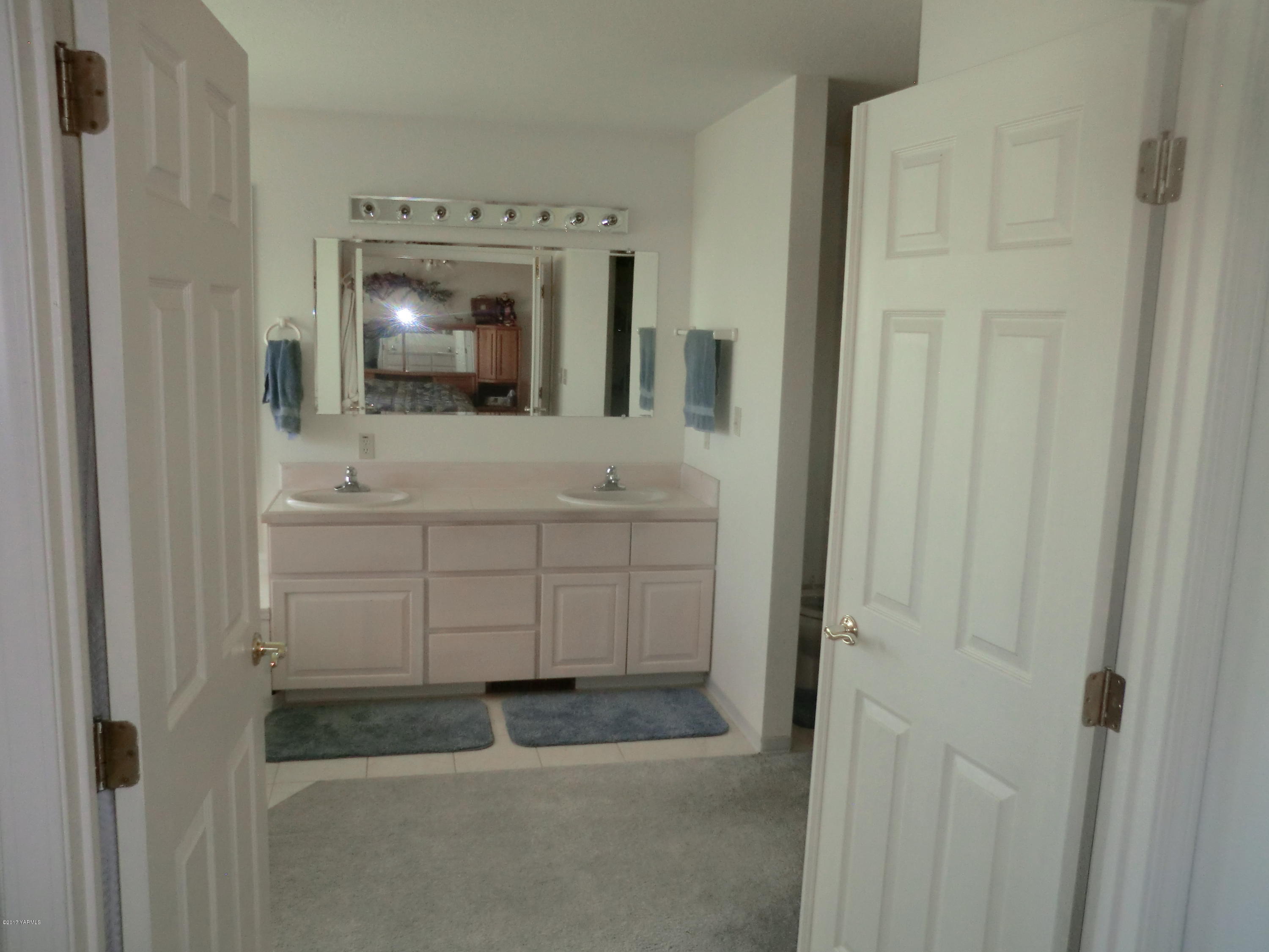 14721 Fisk Road Yakima, WA 98908 - Photo 15 of 20 a bathroom with a sink and a mirror