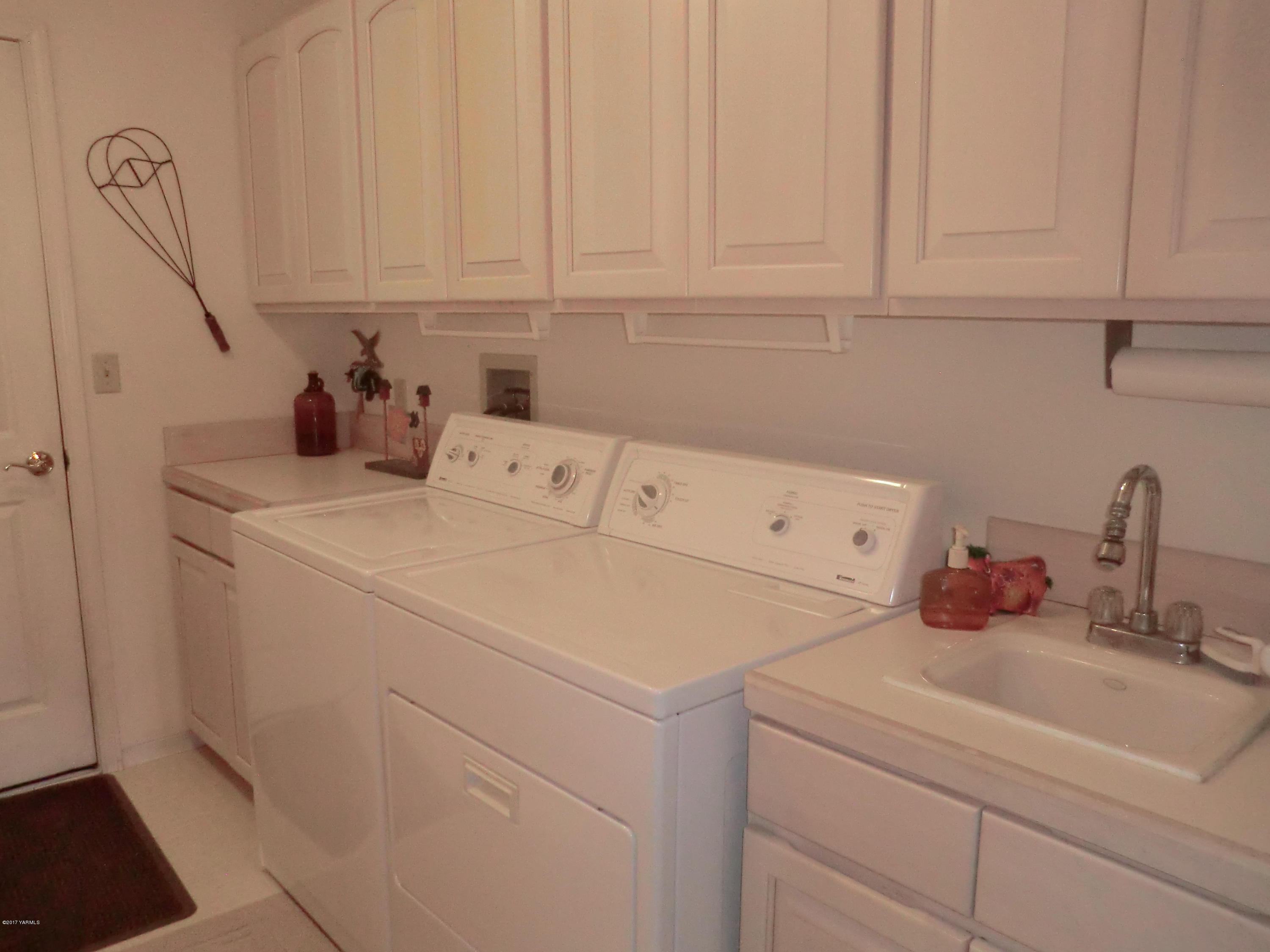 14721 Fisk Road Yakima, WA 98908 - Photo 17 of 20 a utility room with dryer and washer