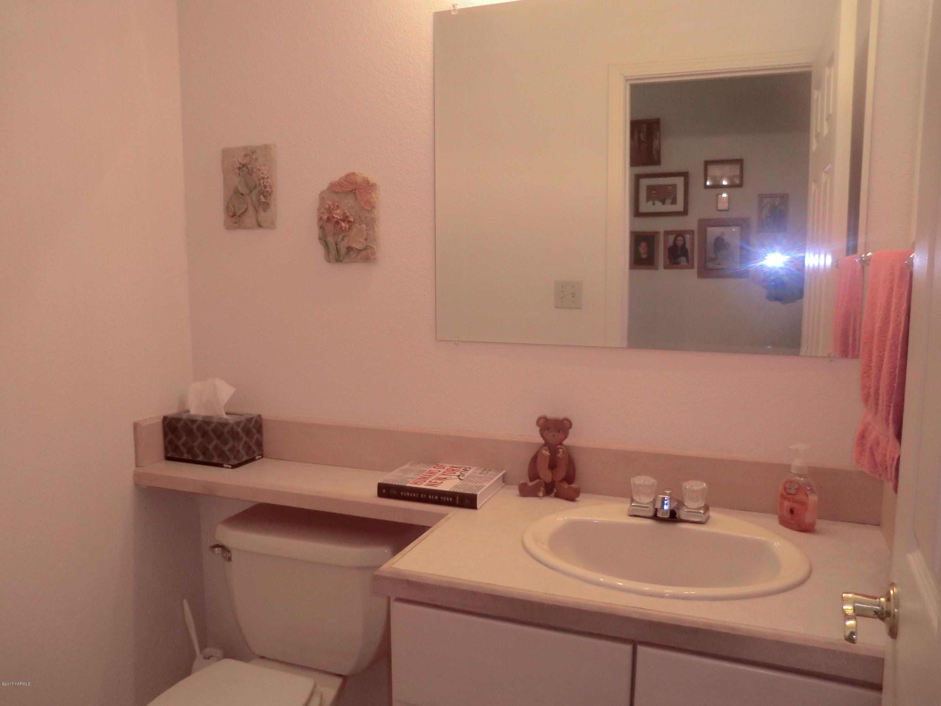 14721 Fisk Road Yakima, WA 98908 - Photo 18 of 20 a bathroom with a sink and a mirror