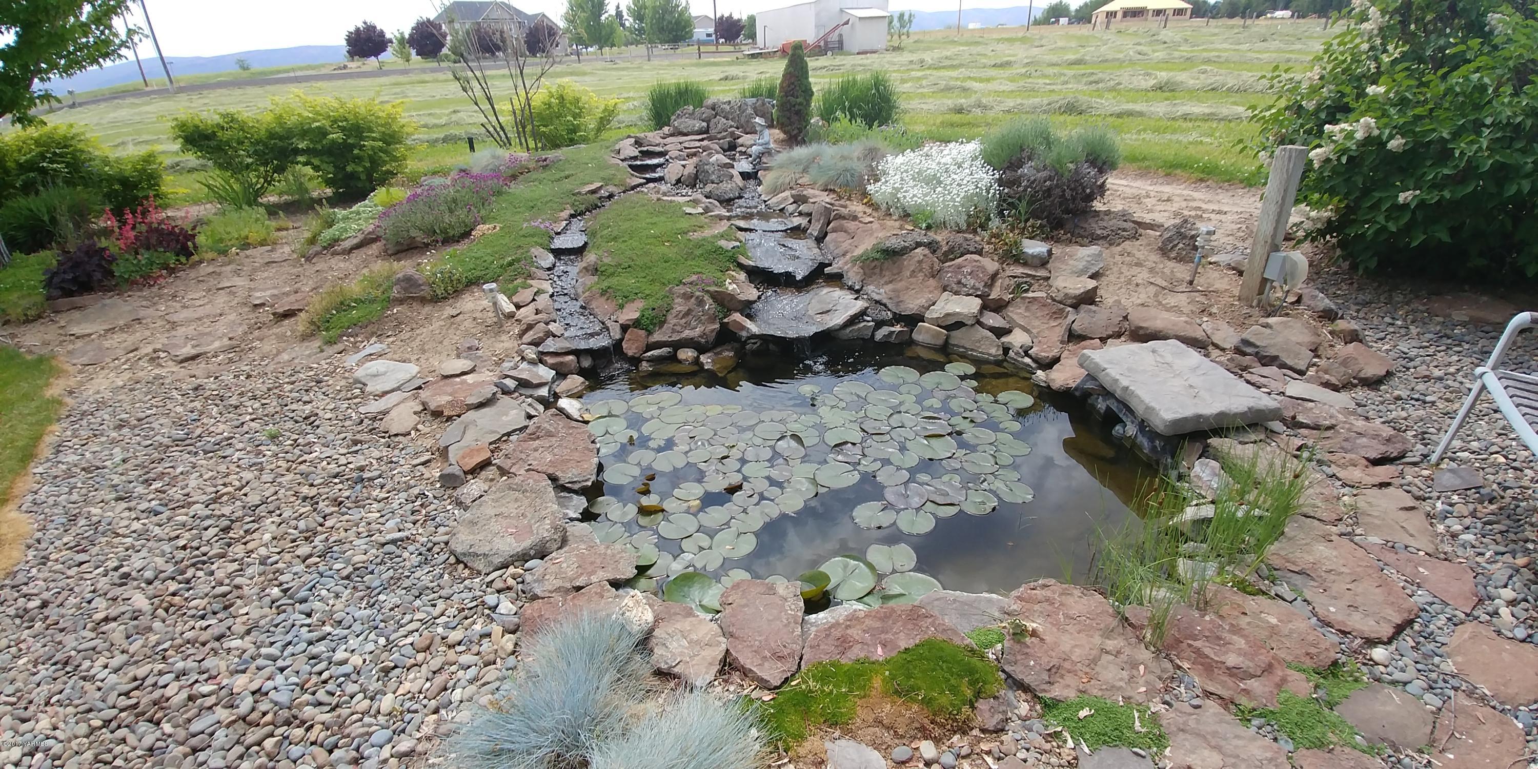 14721 Fisk Road Yakima, WA 98908 - Photo 4 of 20 a view of a garden with a lake