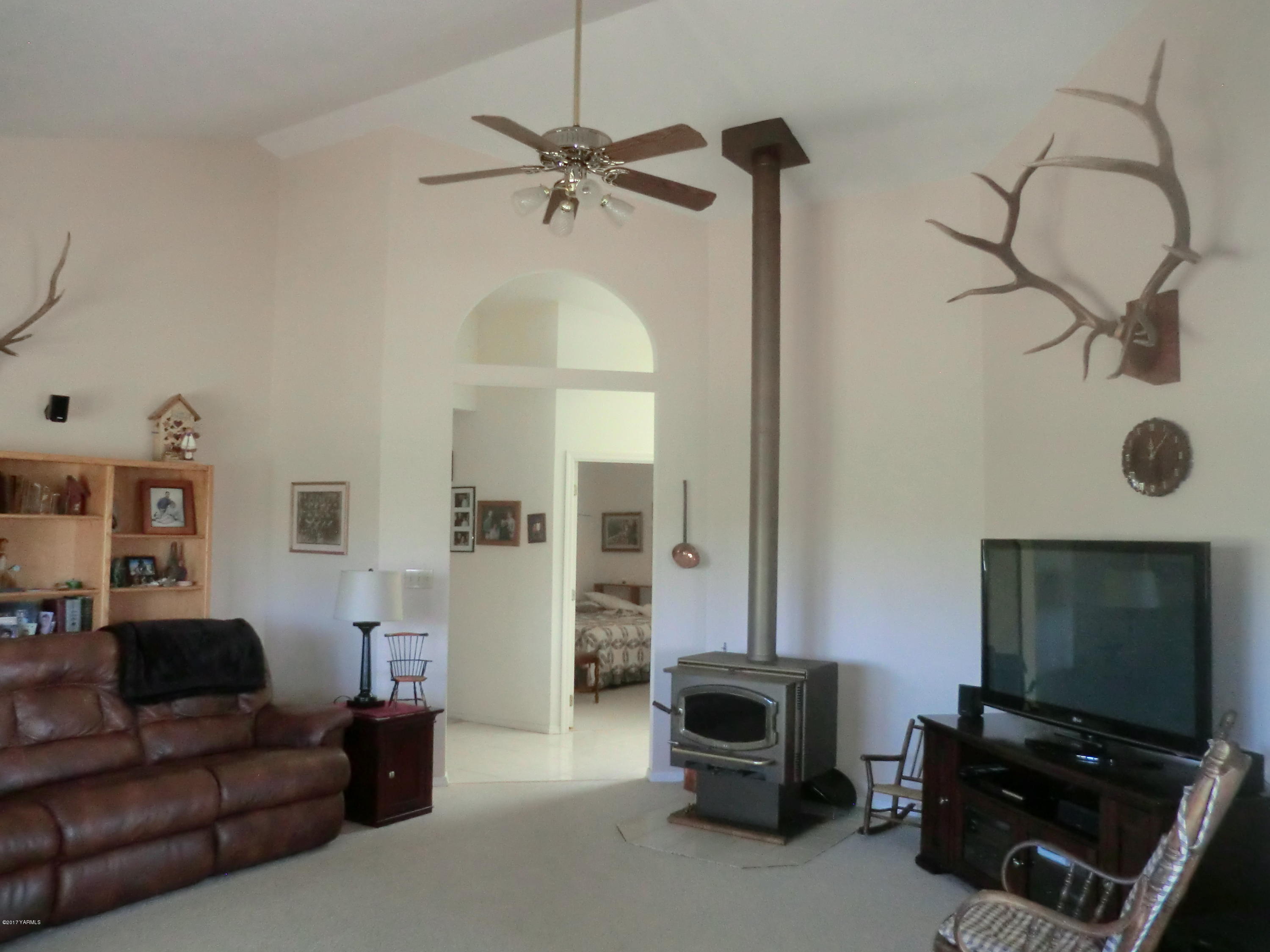 14721 Fisk Road Yakima, WA 98908 - Photo 8 of 20 a living room with furniture and a flat screen tv