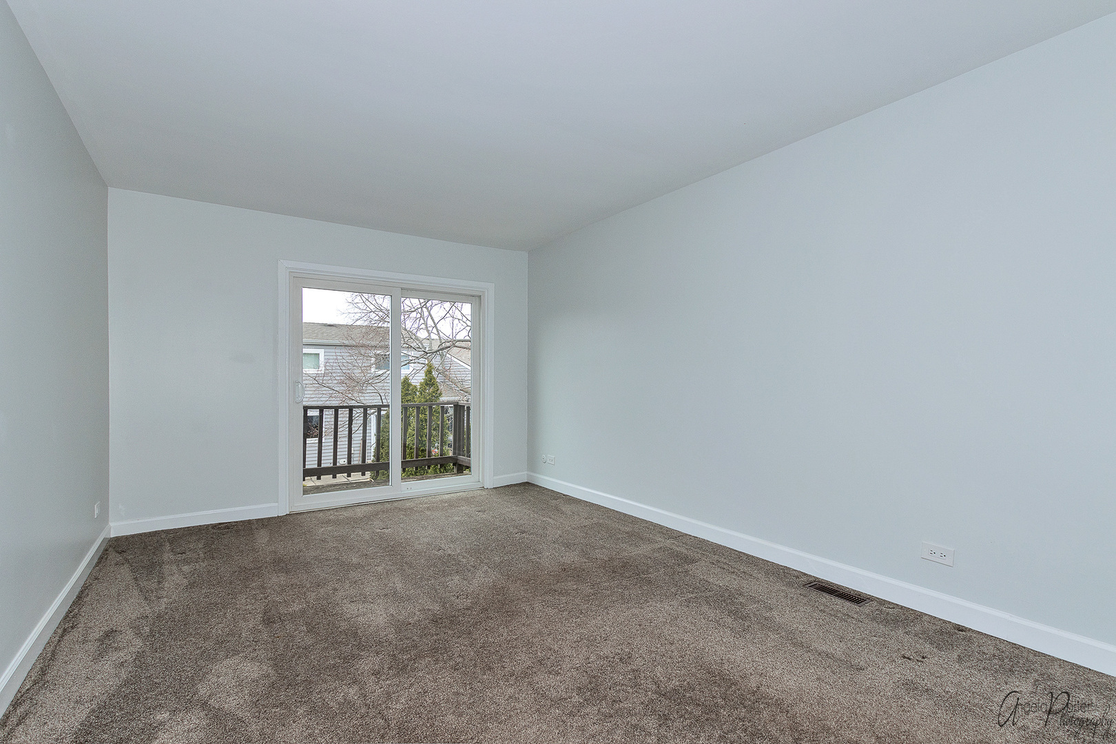 452 Maple Drive Wheeling, IL 60090 - Photo 13 of 30 an empty room with windows