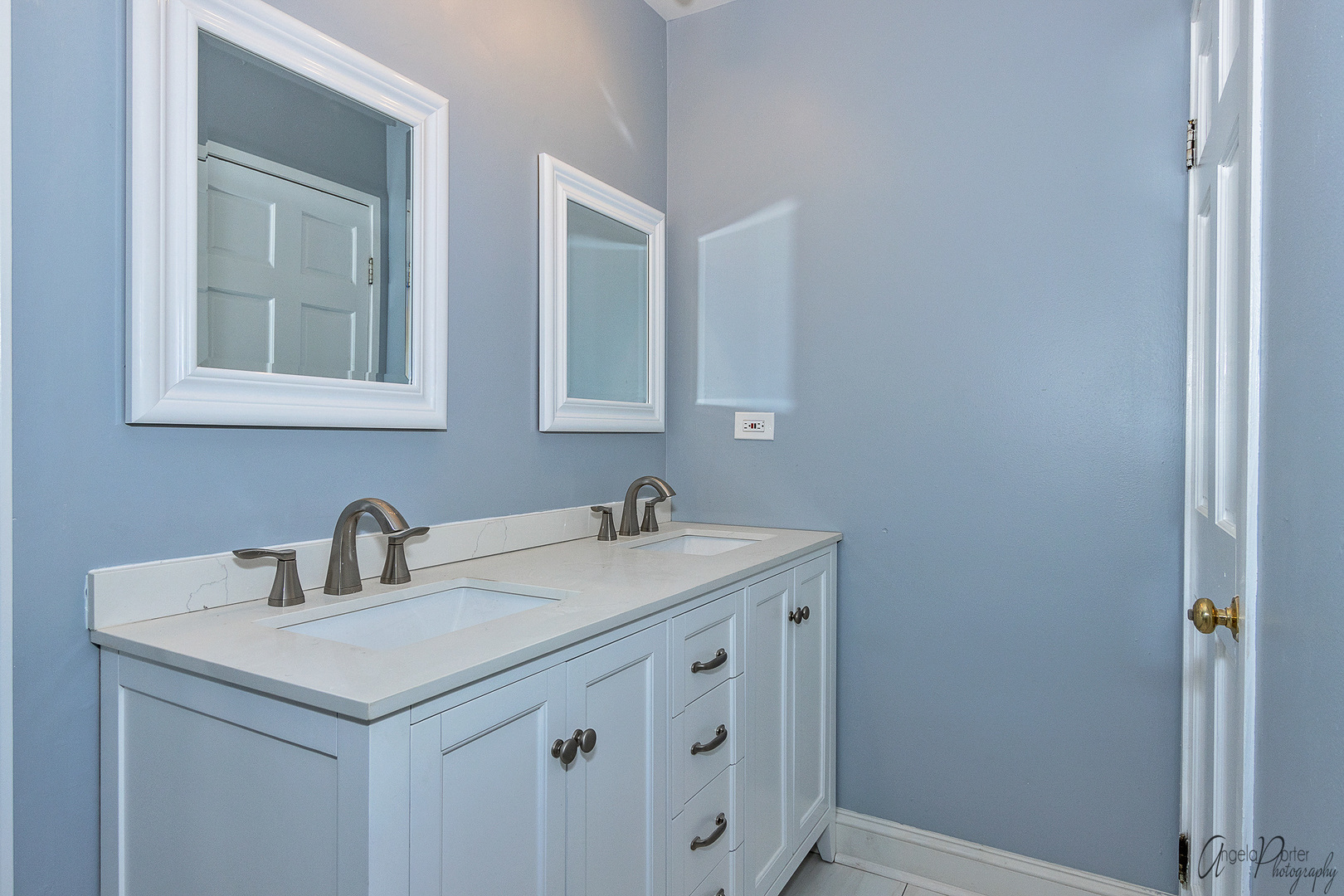452 Maple Drive Wheeling, IL 60090 - Photo 16 of 30 a bathroom with a sink and a mirror