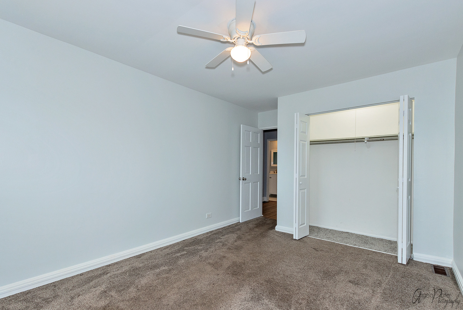 452 Maple Drive Wheeling, IL 60090 - Photo 19 of 30 an empty room with closet and a ceiling fan