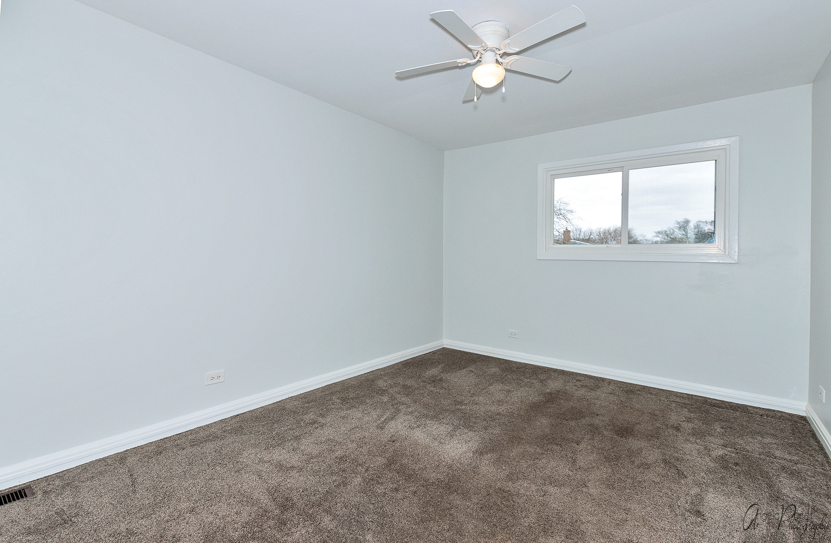 452 Maple Drive Wheeling, IL 60090 - Photo 20 of 30 an empty room with a window and a fan
