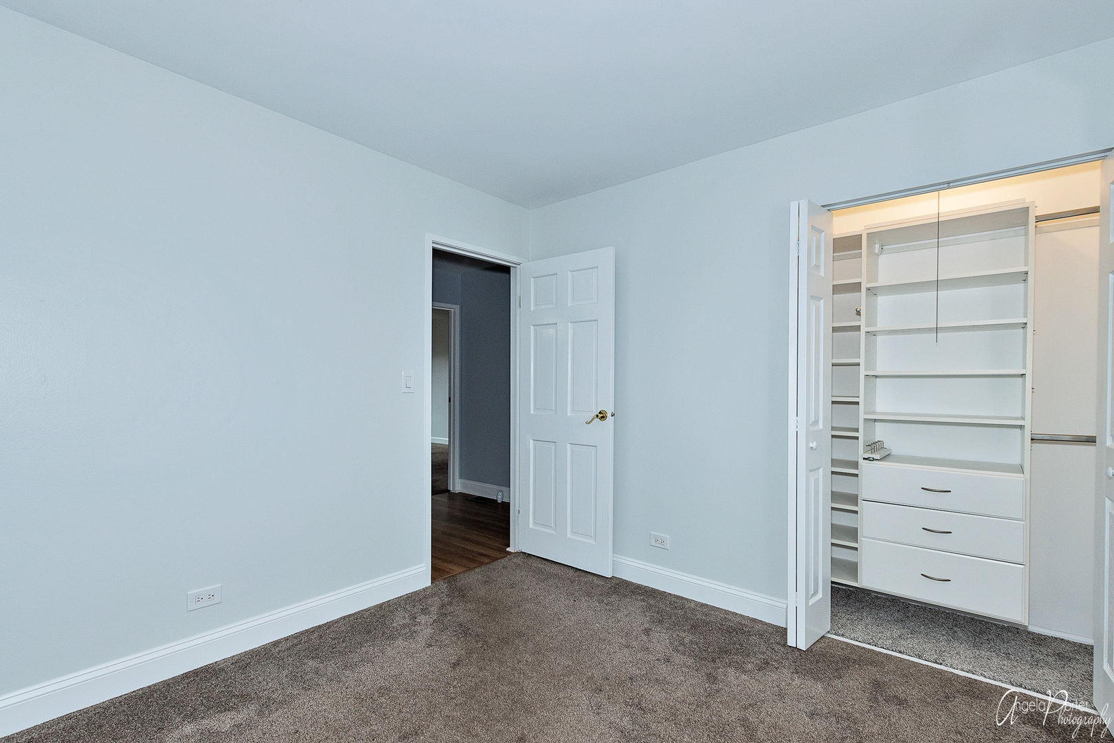 452 Maple Drive Wheeling, IL 60090 - Photo 21 of 30 a view of an empty walk in closet