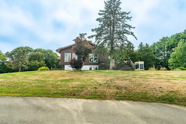 a view of a house with a yard