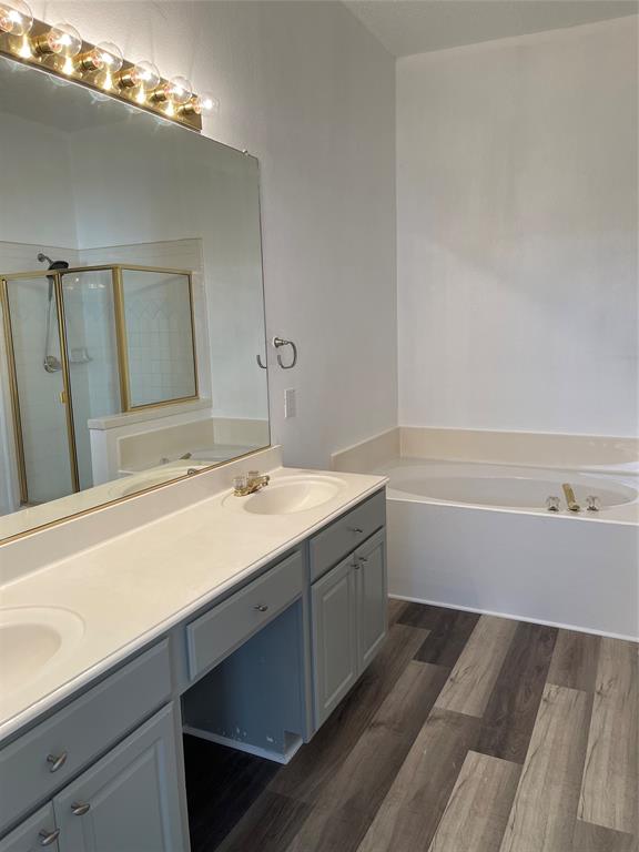 9701 Spring Drive Frisco, TX 75035 - Photo 14 of 18 a bathroom with a sink and a bathtub