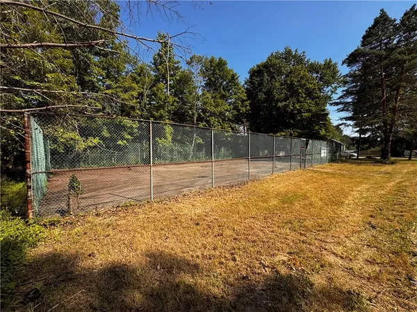 a view of a backyard