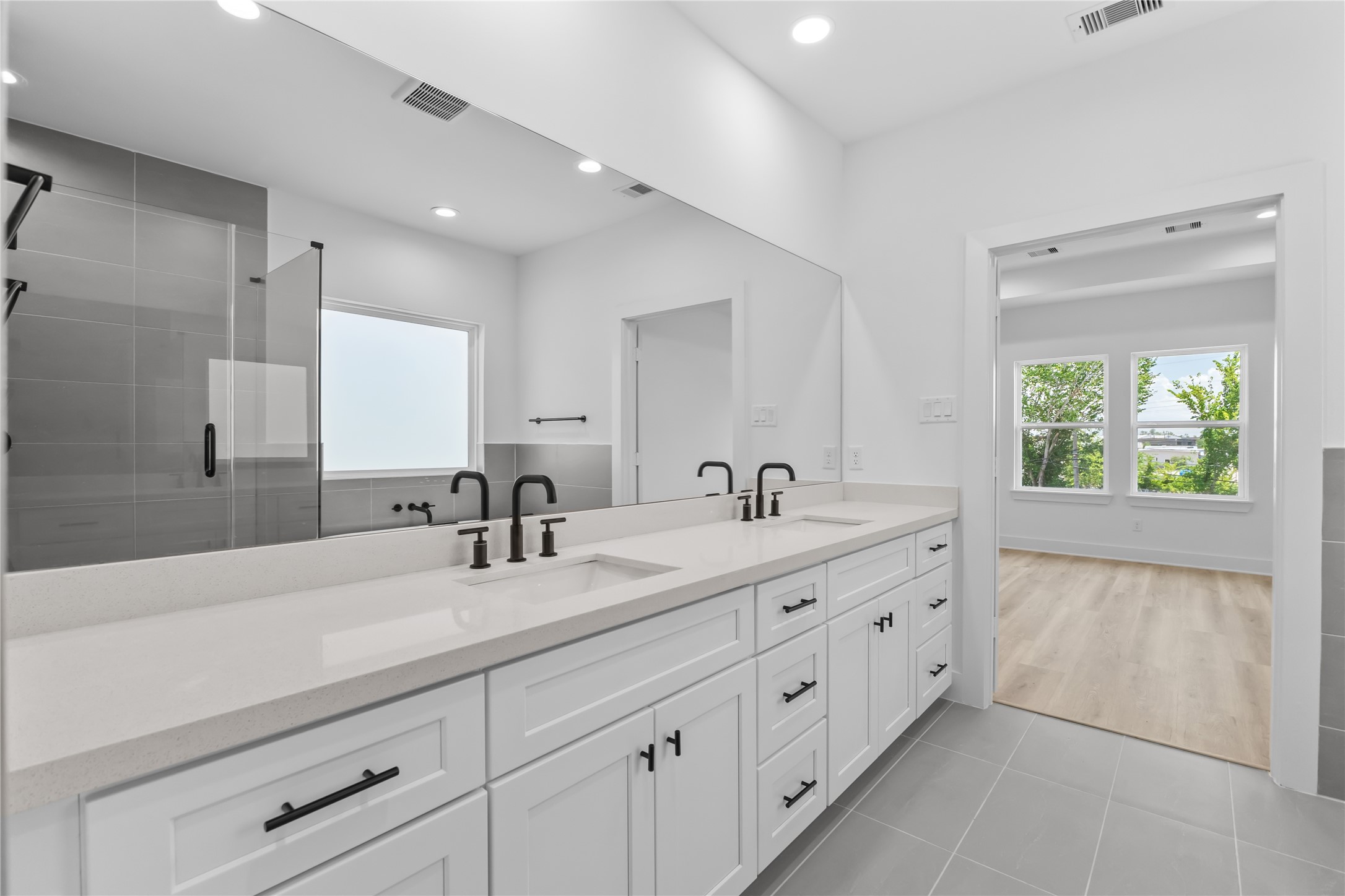 3426 Bolin Road Houston, TX 77092 - Photo 24 of 34 Spacious en-suite with dual vanities and modern finishes.