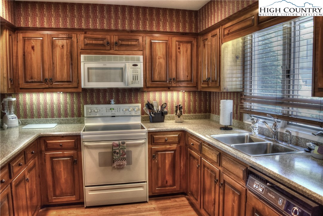 500 Laurel Ridge Lane, Unit B2 Banner Elk, NC 28604 - Photo 2 of 10 Gallery Image 2